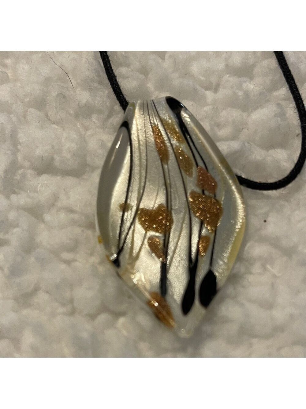 Chic Two-Tone Leaf Pendant Necklace